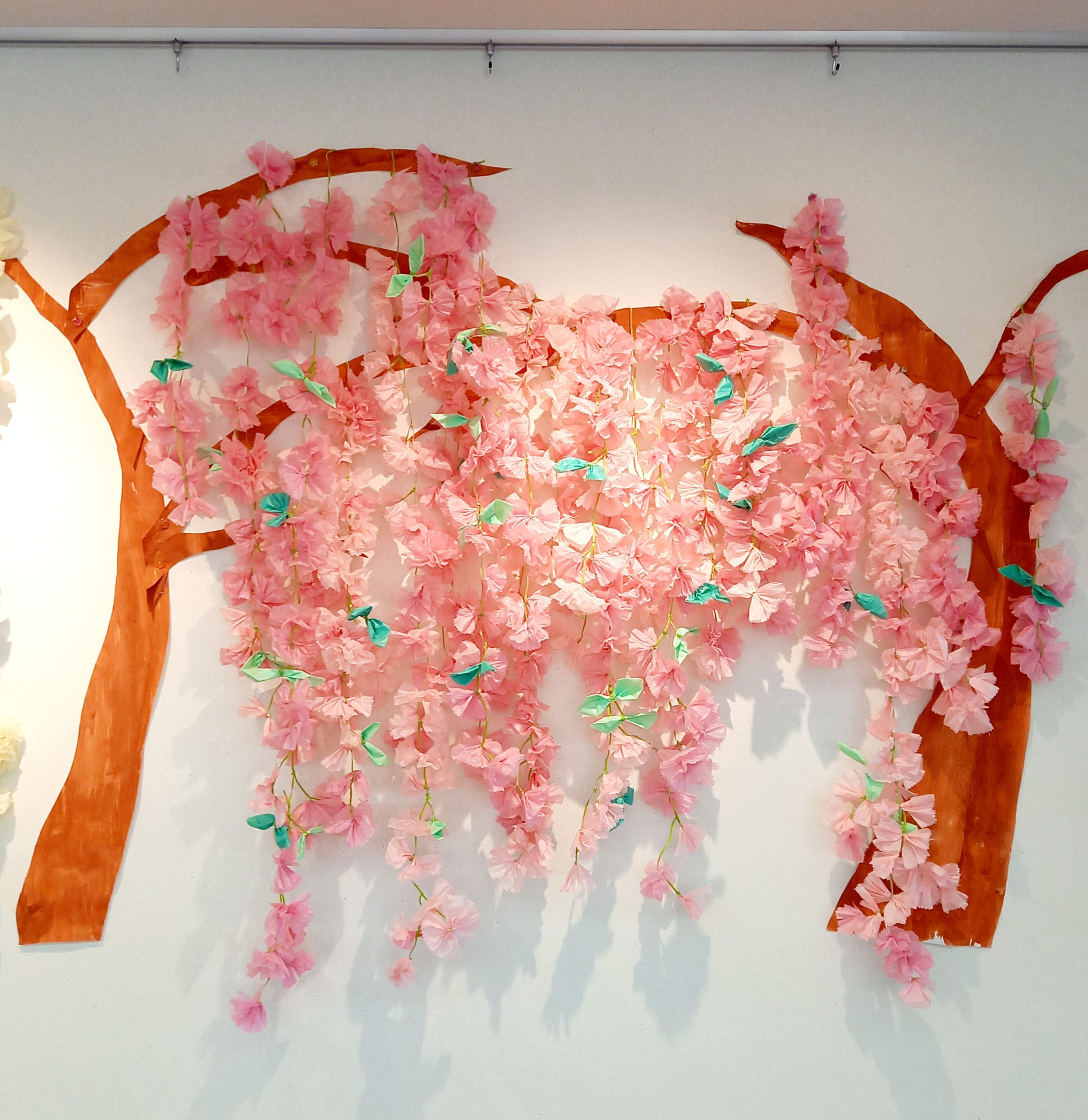 通所リハの皆さんで作成した。枝垂桜が玄関ホールで咲いております♪