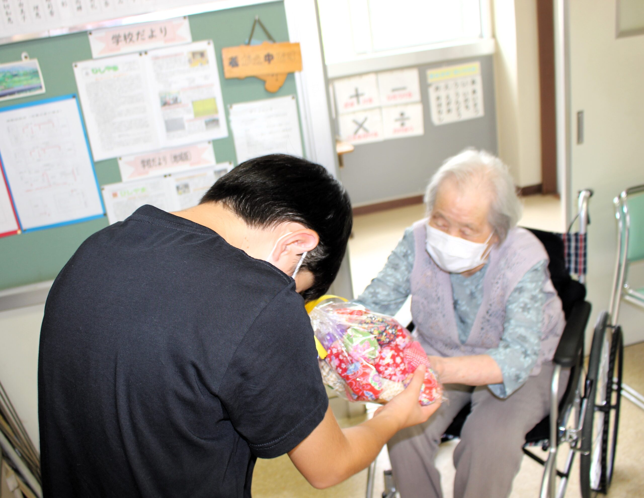 デイサービスの利用者様が作られたぞうきんとお手玉を、地元の小学校に寄贈させて頂きました (⋈◍>◡<◍)。✧♡