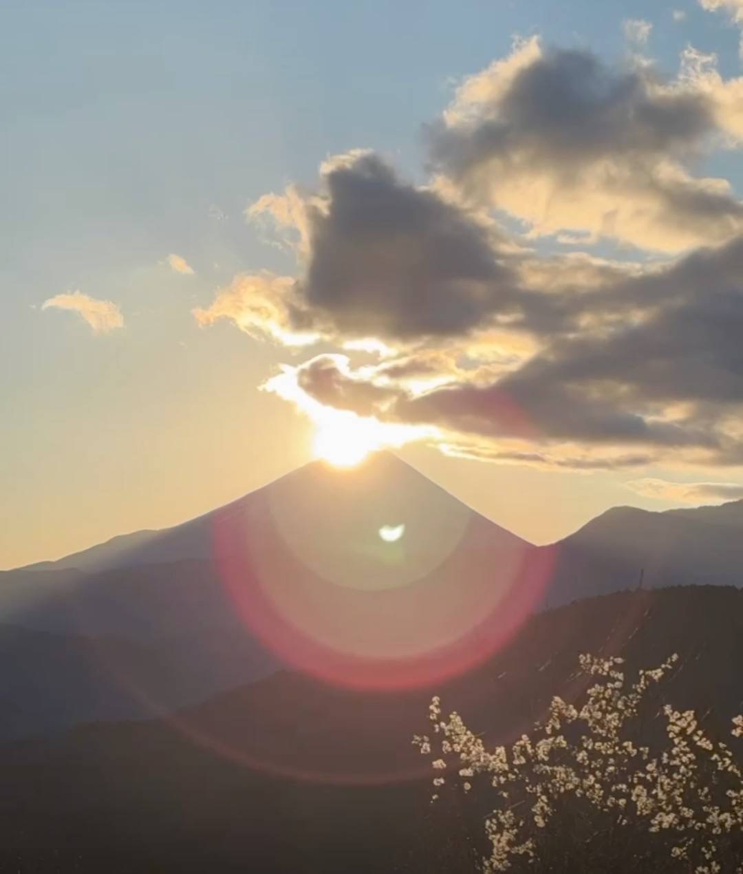 明けましておめでとうございます🌞本年も宜しくお願い致します。　　　写真は富士川町高下撮影にて　2026年元旦の初日の出